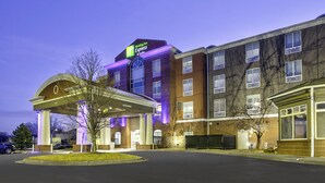 Un hôtel Holiday Inn Express doté d’une entrée abritée, de plusieurs étages et d’un parking.
