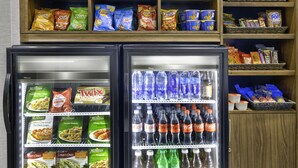 Máquina de vendas com lanches e bebidas.