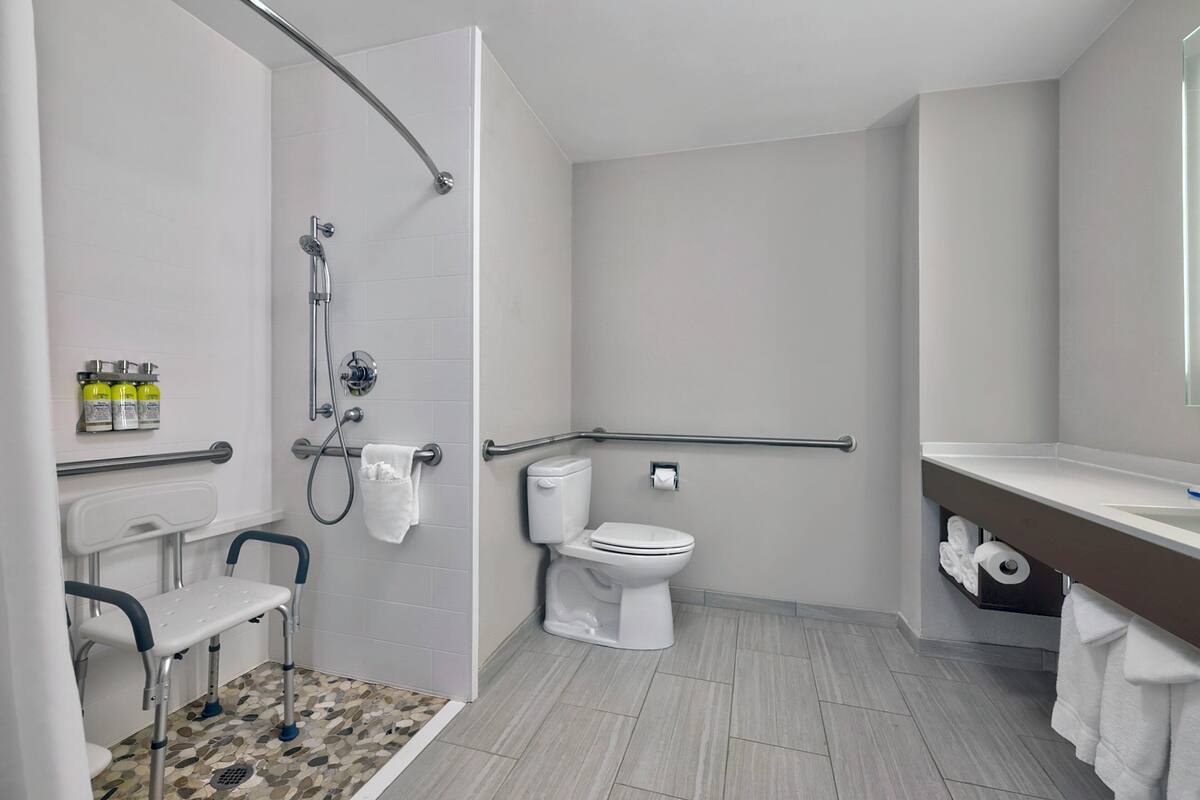 Suite, 1 cama King size, con acceso para personas discapacitadas (Mobility, Roll-In Shower) | Ropa de cama de alta calidad y caja de seguridad en la habitación 