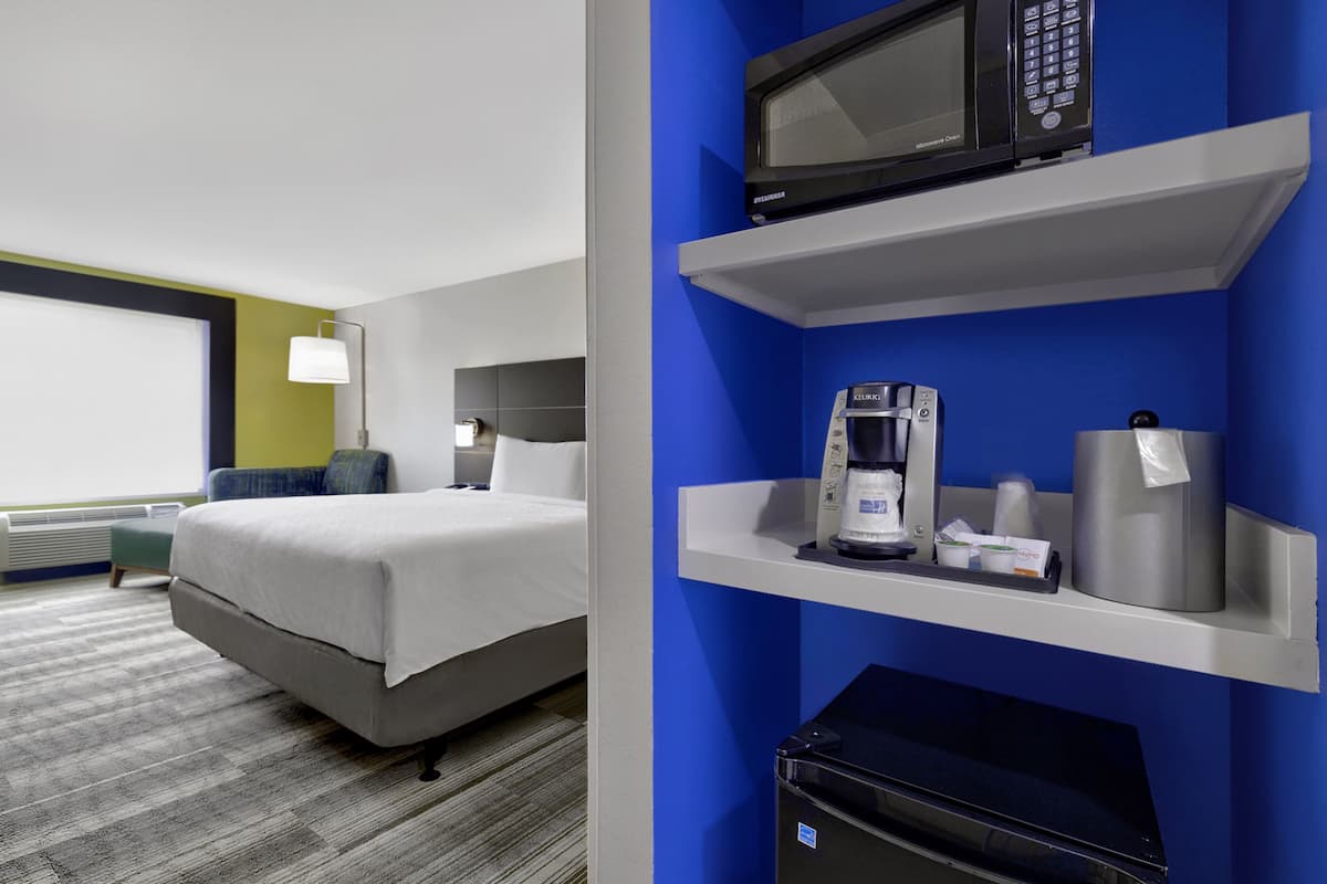 Standardzimmer, 1 King-Bett, barrierefrei (Communications, Accessible, Tub) | Hochwertige Bettwaren, Zimmersafe, Schreibtisch, Verdunkelungsvorhänge