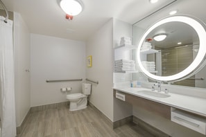 Kostenlose Toilettenartikel, Haartrockner, Handtücher