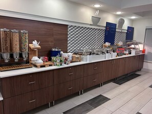 Free daily buffet breakfast  - Holiday Inn Express Hotel & Suites Chicago South Lansing by IHG (Lansing)