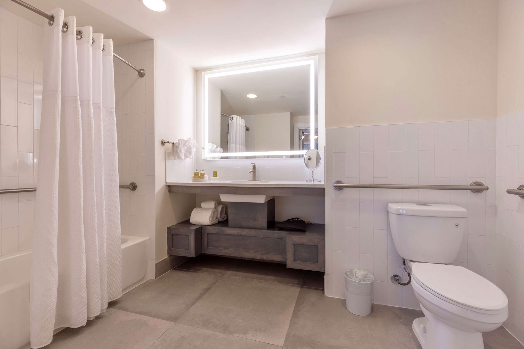 Bathroom | Combined shower/bathtub, free toiletries, hair dryer, towels