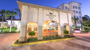A hotel entrance with a sign reading "Homewood Suites Hilton". - Homewood Suites by Hilton Palm Beach Gardens (Palm Beach Gardens)