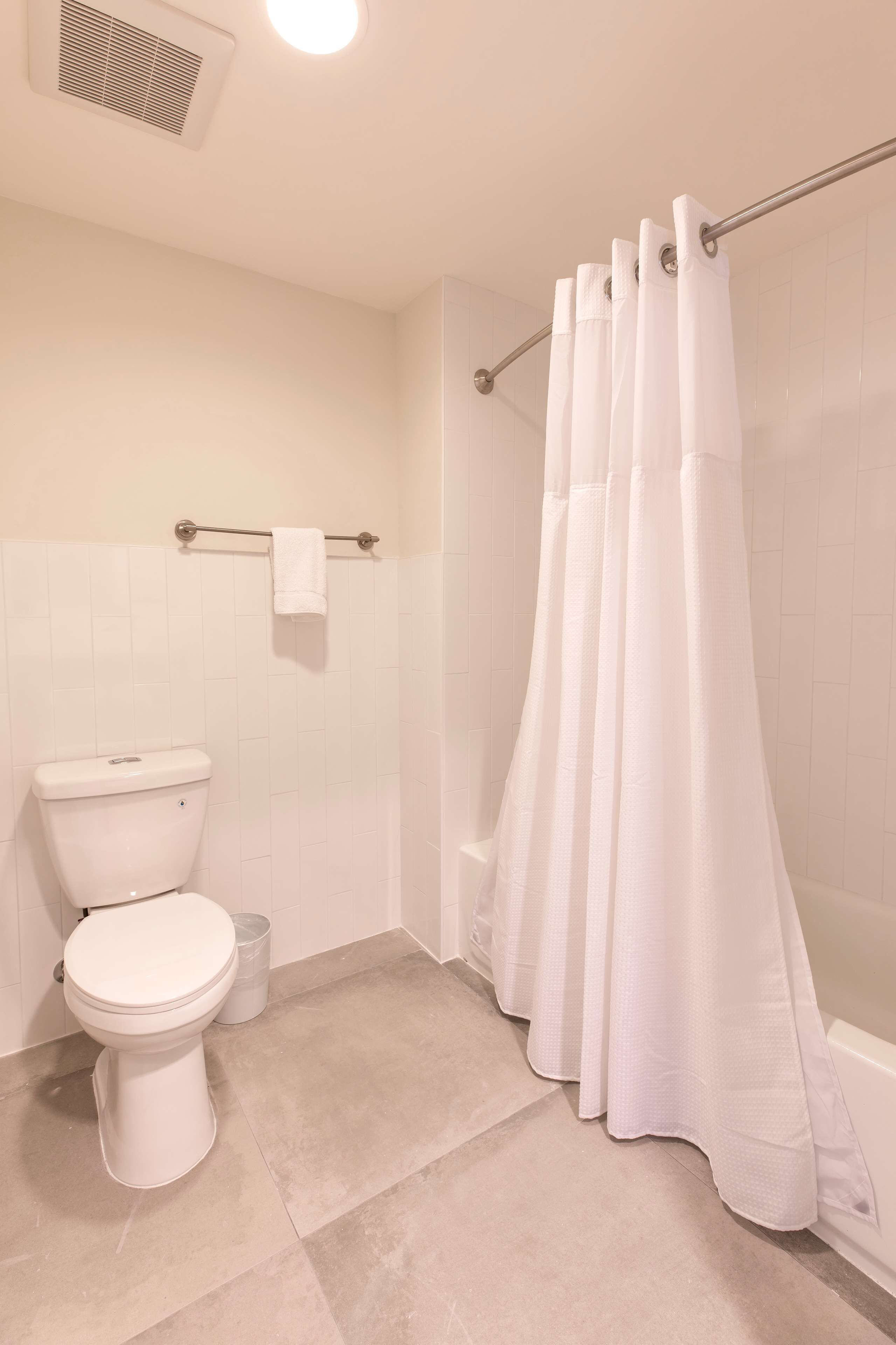 Bathroom | Combined shower/bathtub, free toiletries, hair dryer, towels
