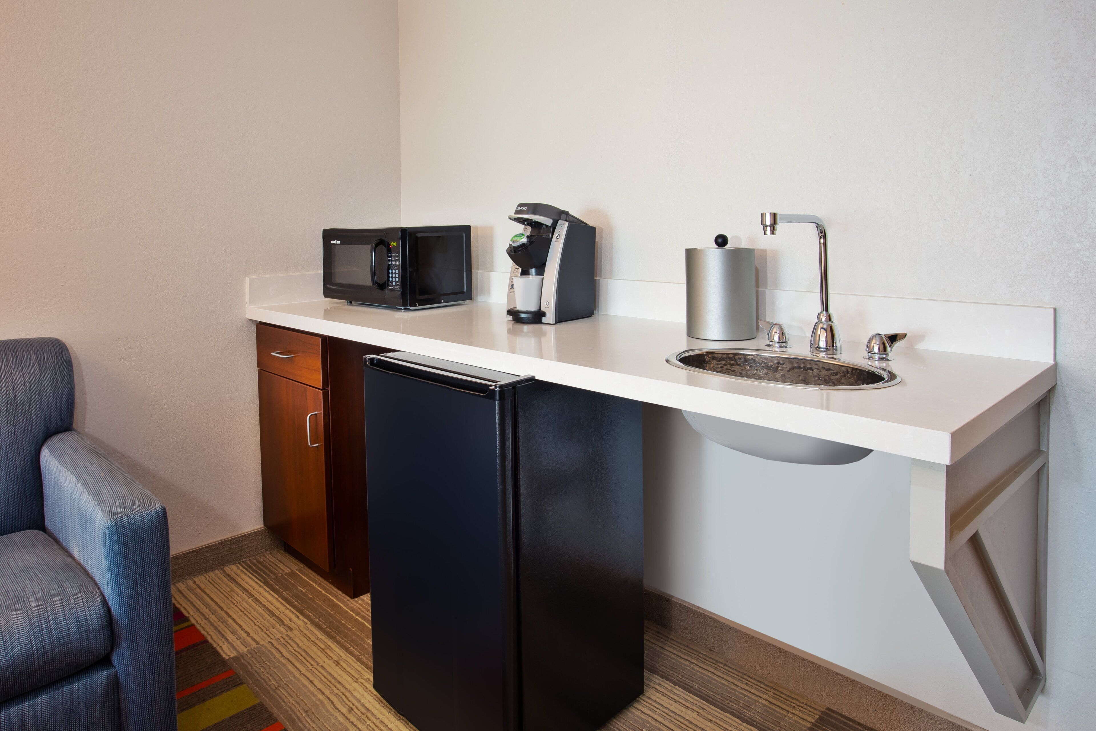 suite, 1 king bed, roll-in shower (communications) | in-room safe, desk, laptop workspace, iron/ironing board
