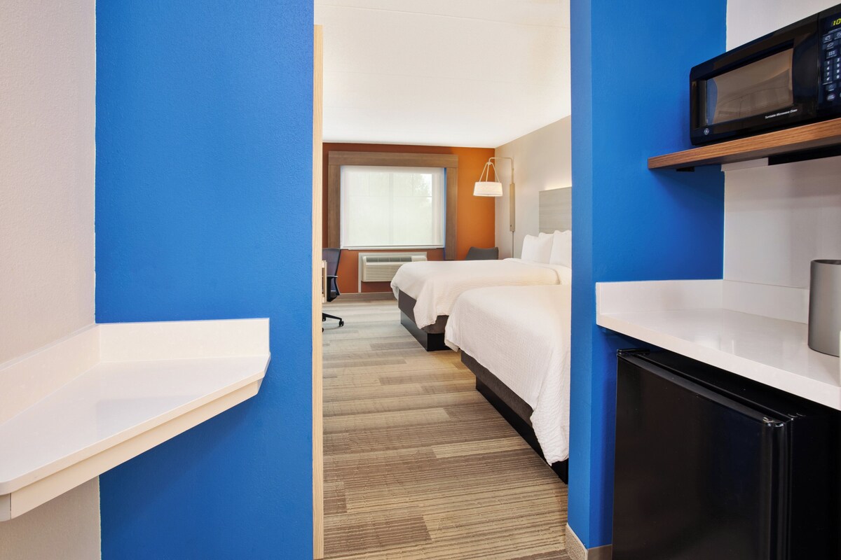 In-room safe, desk, laptop workspace, iron/ironing board