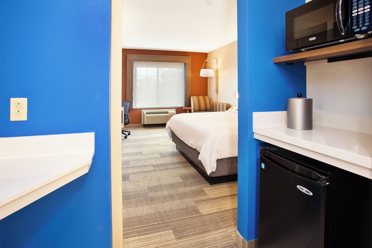 In-room safe, desk, laptop workspace, iron/ironing board