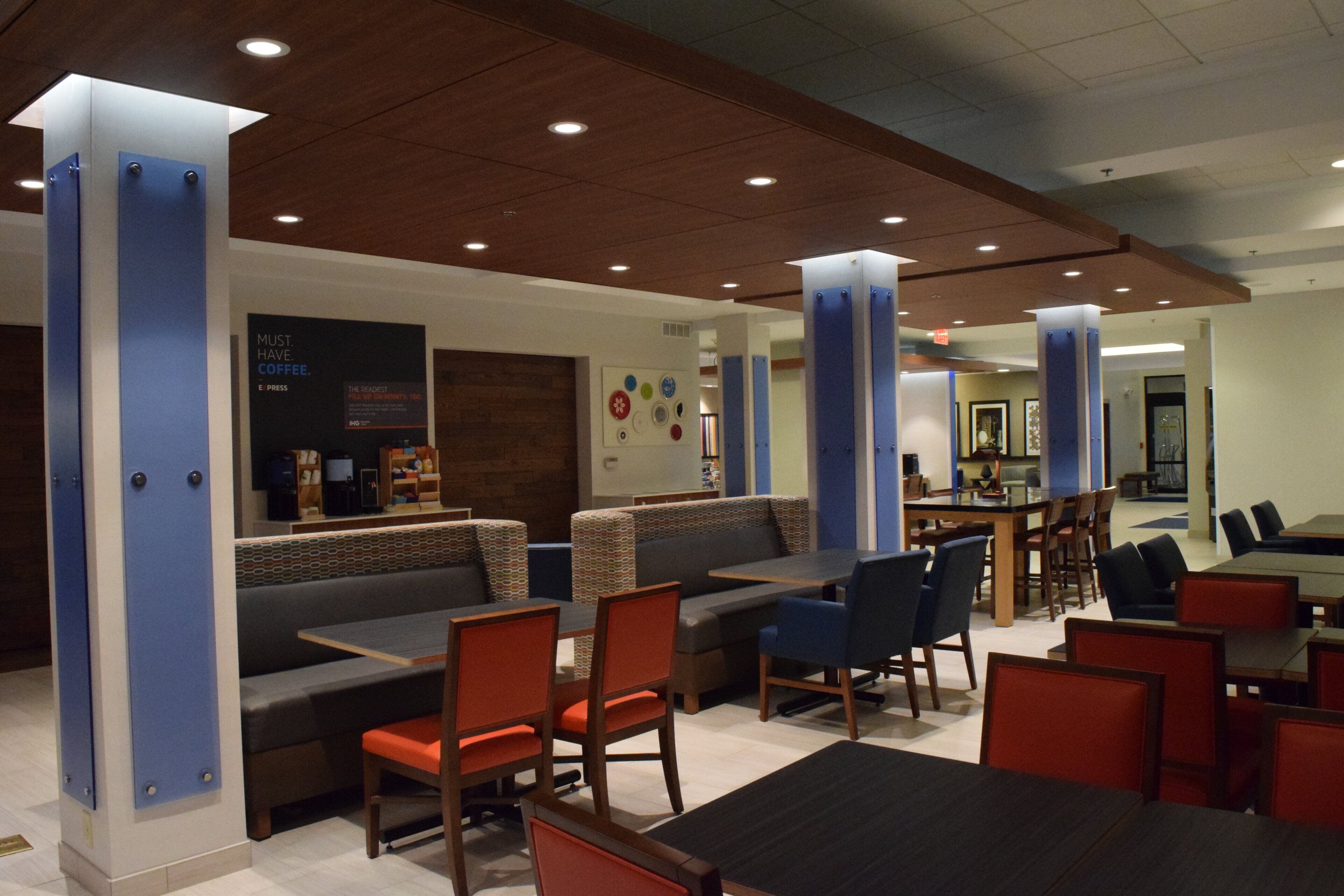 Un restaurant moderne avec des banquettes, des tables et un coin café.