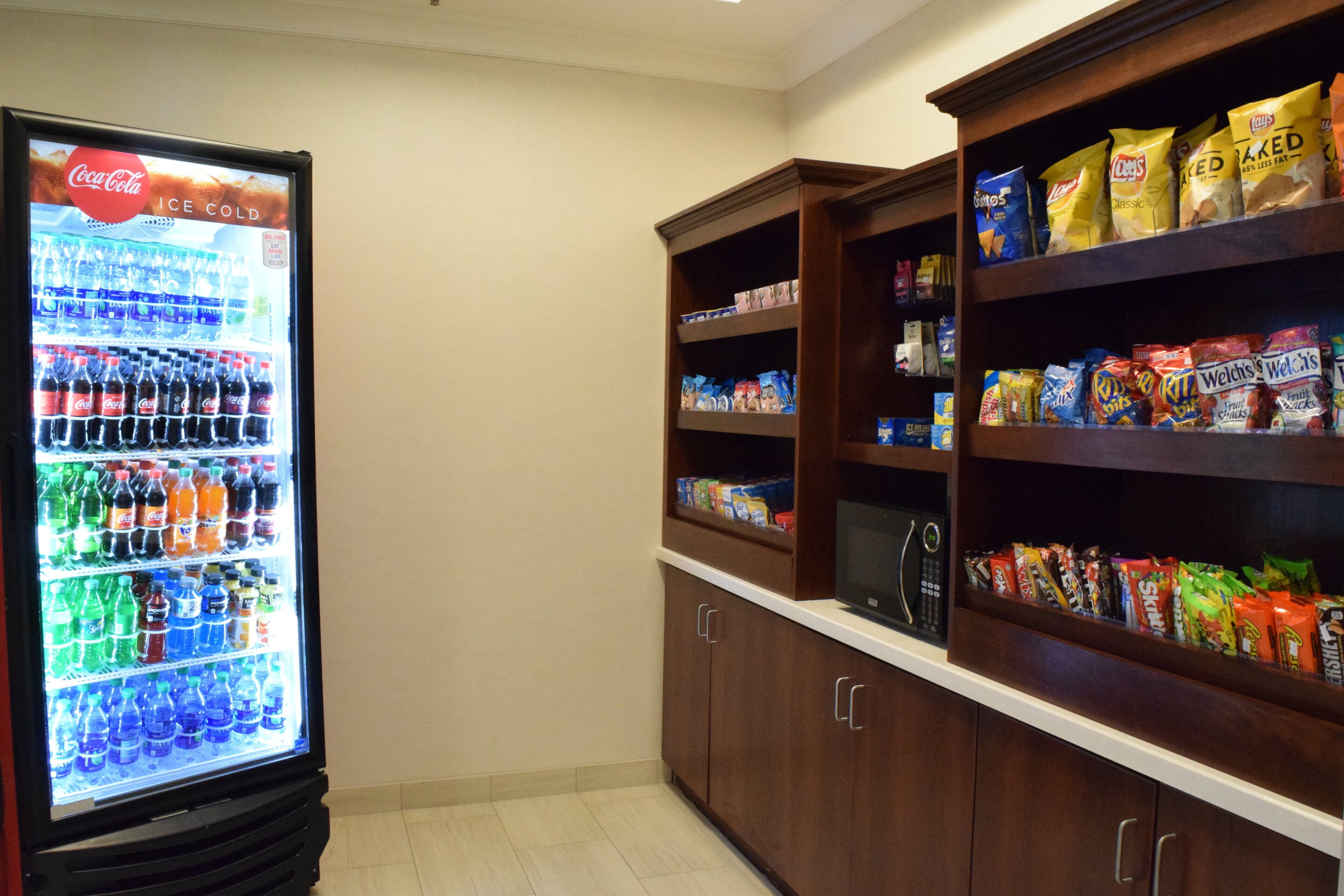 Un distributeur automatique rempli de diverses boissons et de collations.
