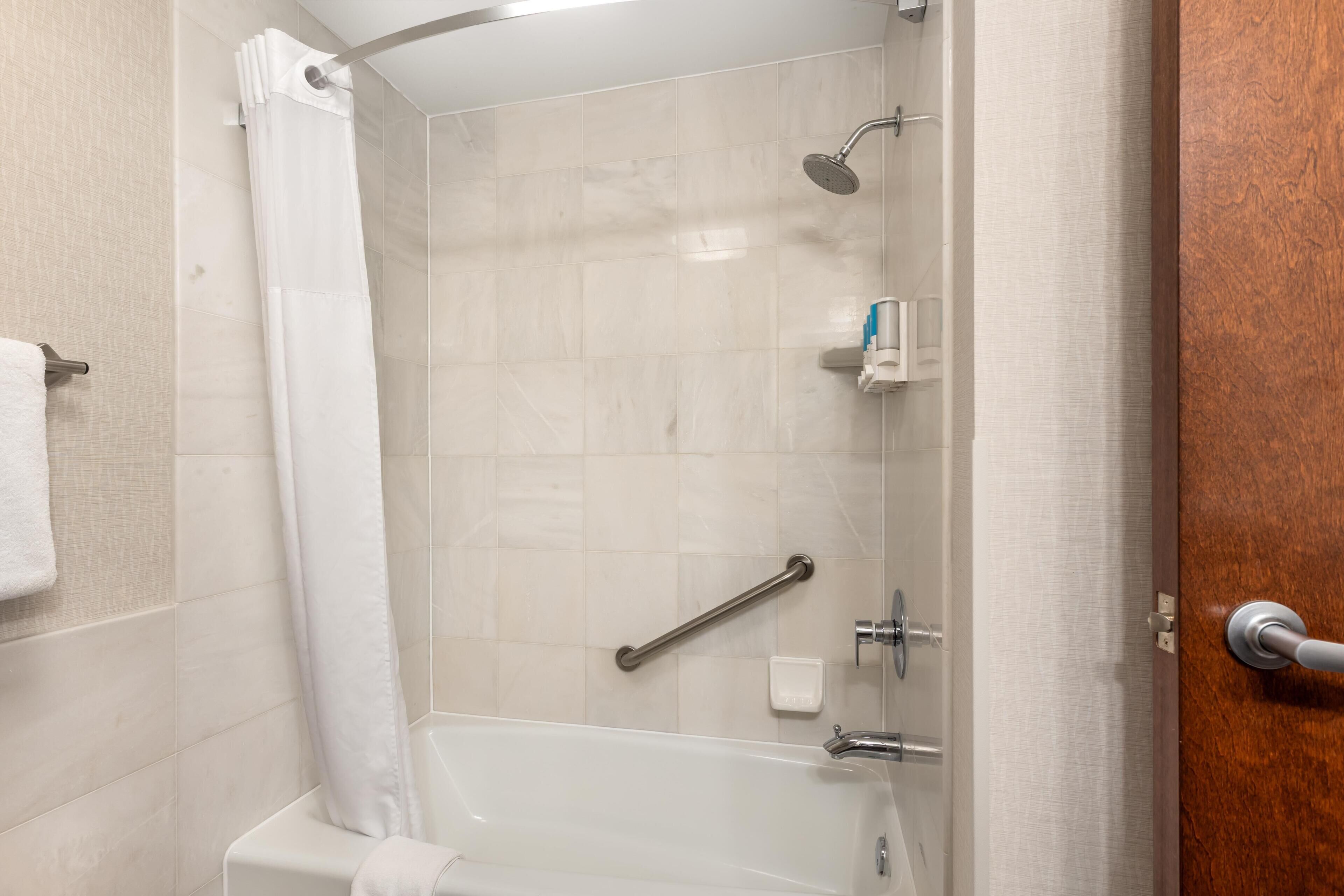 Combined shower/tub, free toiletries, hair dryer, towels