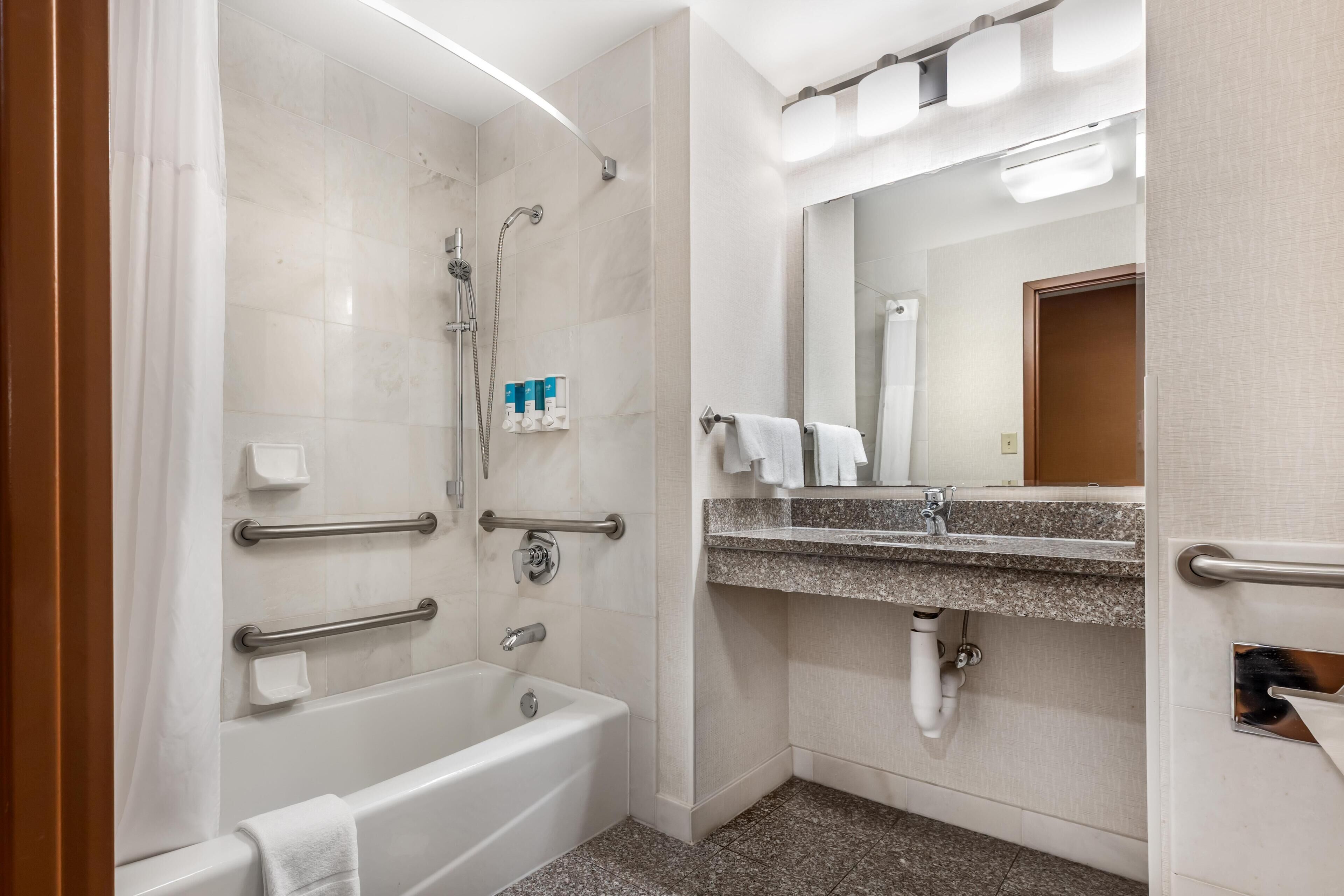 Kombinasi shower/bathtub dan perlengkapan mandi gratis