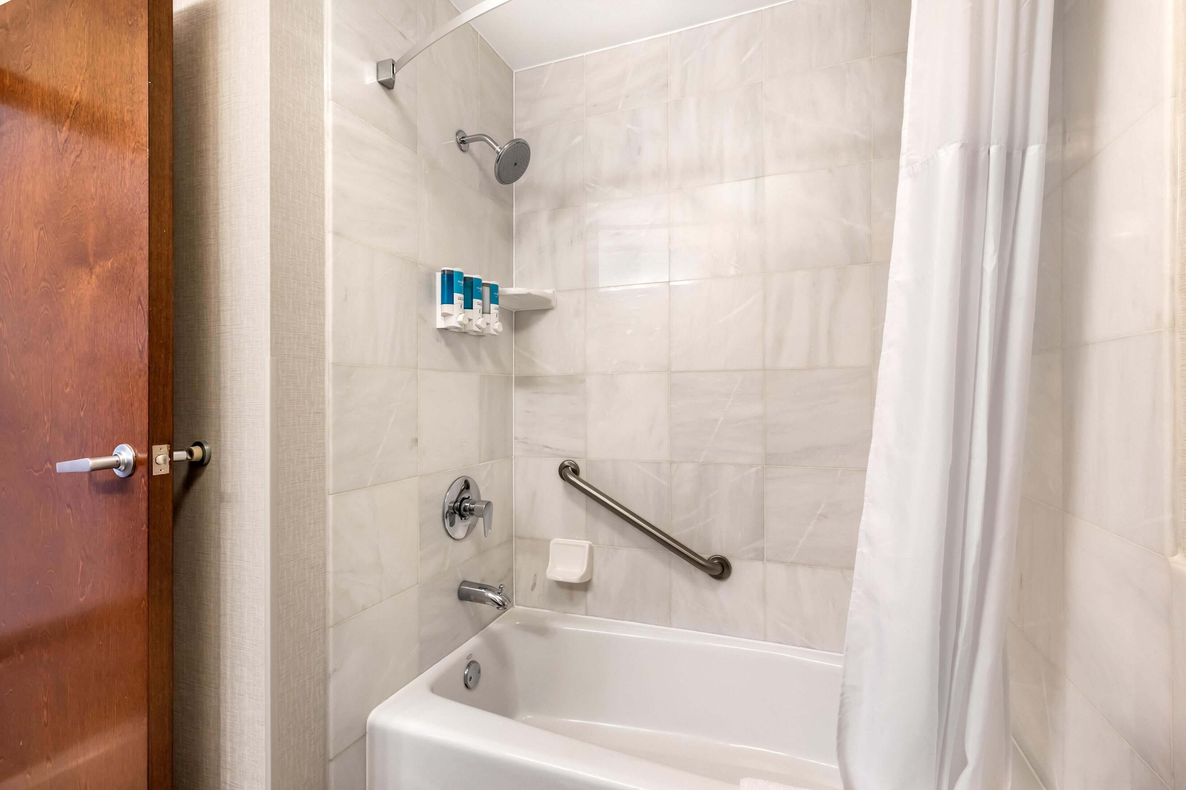 Combined shower/tub, free toiletries, hair dryer, towels