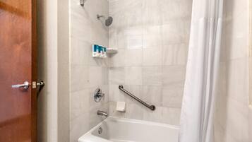Combined shower/tub, free toiletries, hair dryer, towels