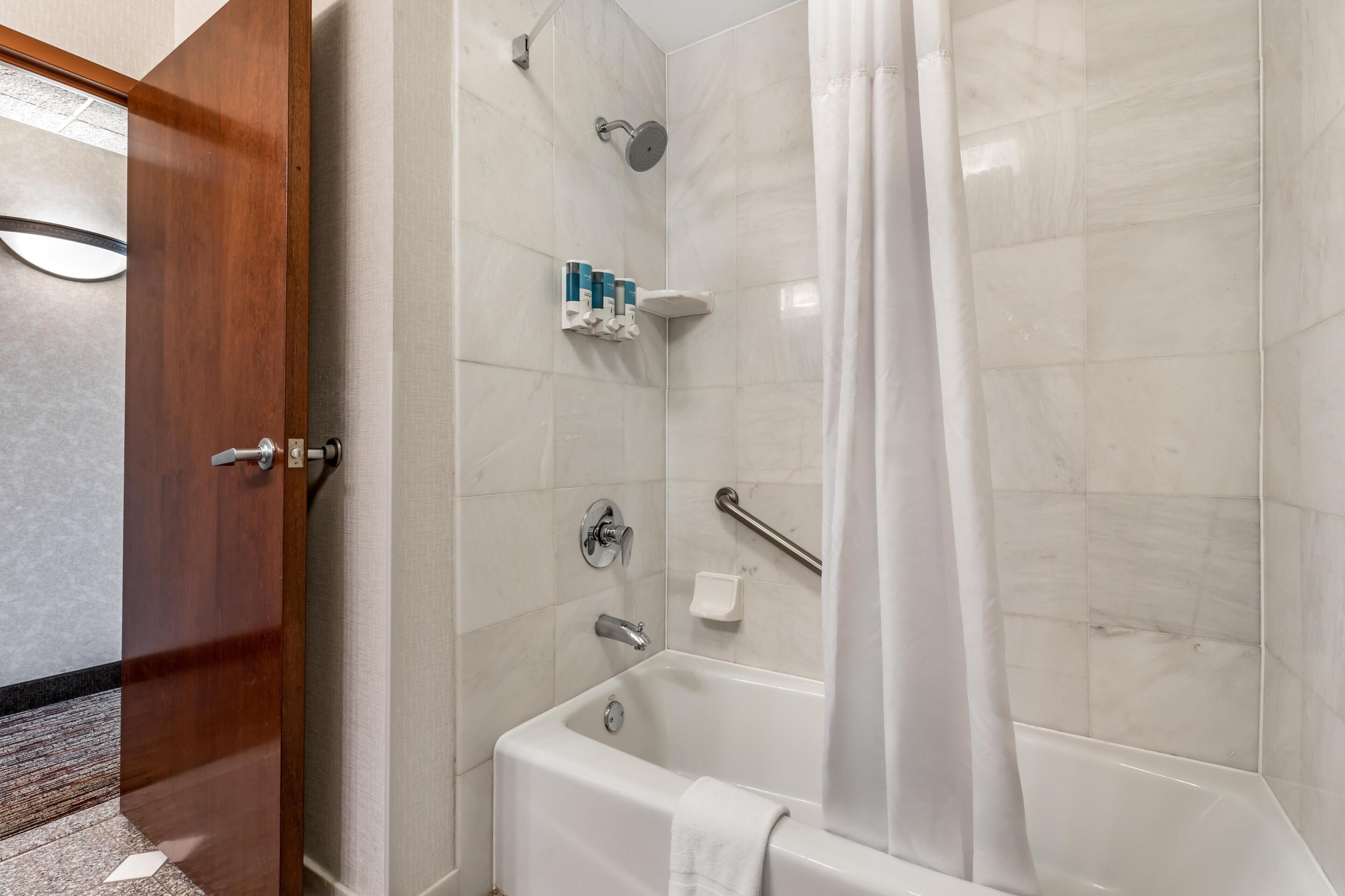 Combined shower/tub, free toiletries, hair dryer, towels