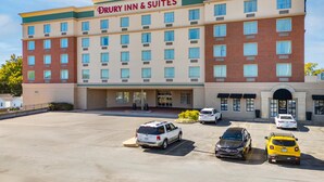 Un hotel Drury Inn & Suites con un parcheggio e diverse automobili.