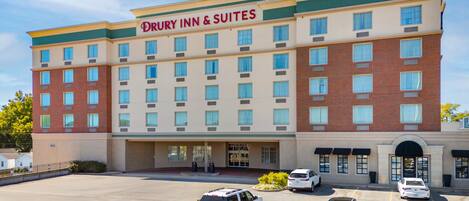 Hotel Drury Inn & Suites con un estacionamiento y varios automóviles.