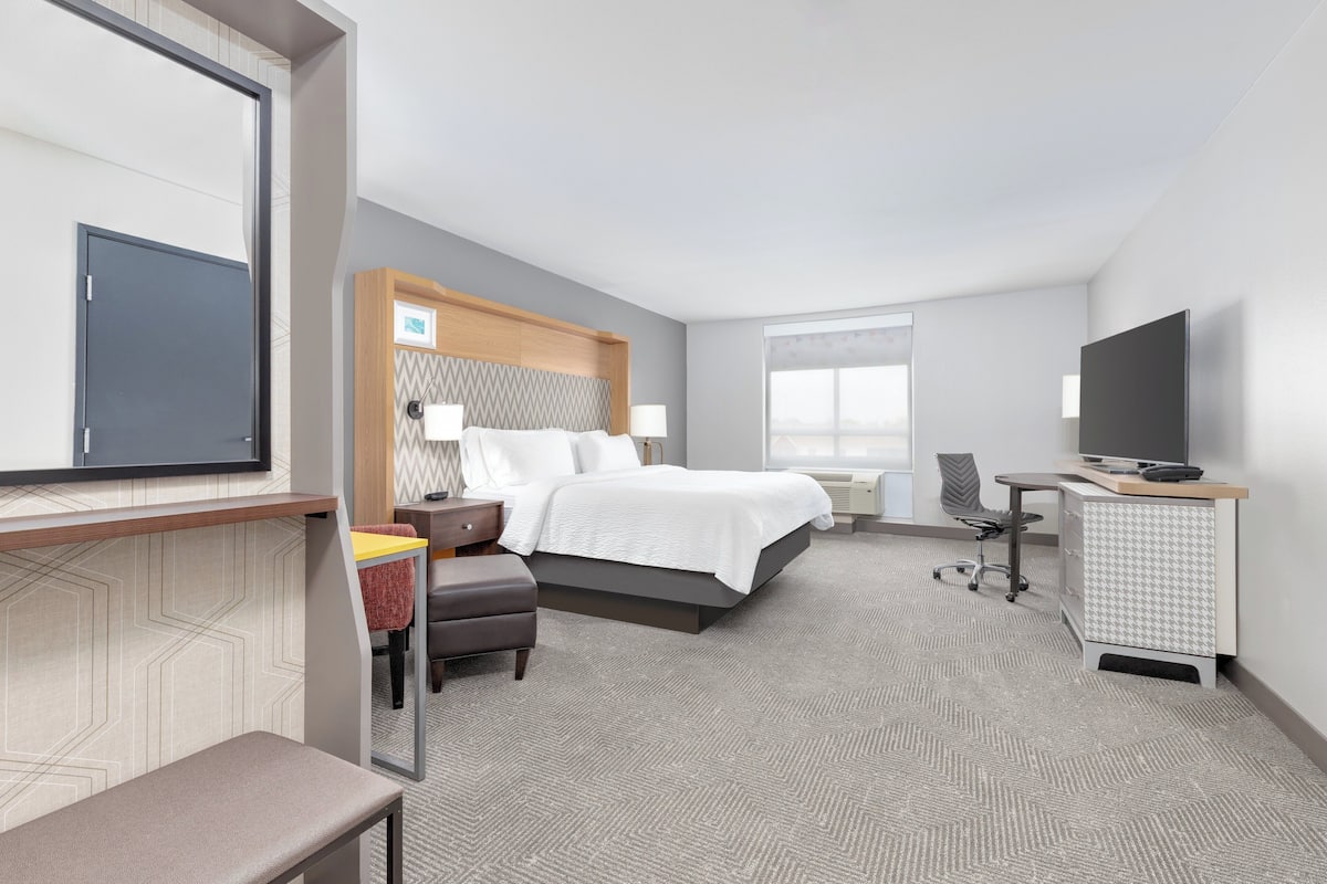 Standard Room, 1 King Bed | 1 bedroom, down comforters, desk, laptop workspace