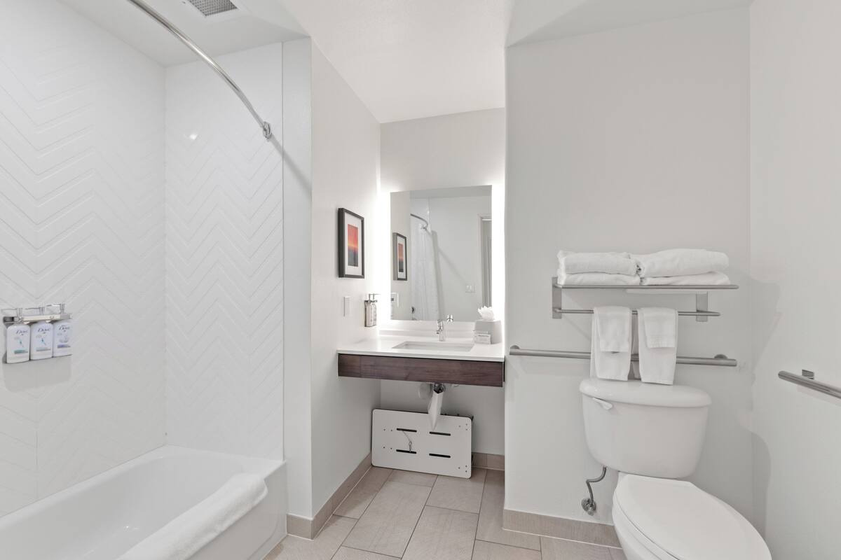 Ein modernes Badezimmer mit Dusche, Toilette und Waschbecken.