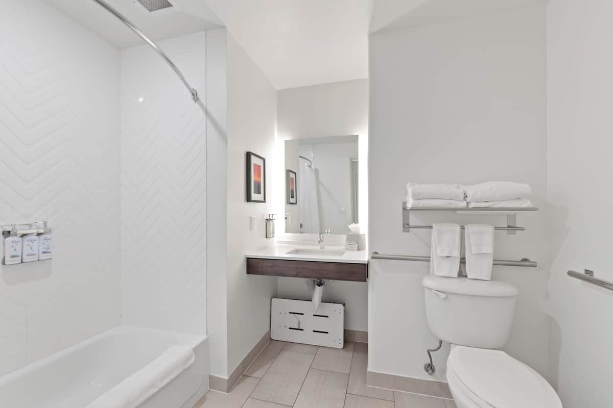 1 bedroom, down comforters, desk, laptop workspace