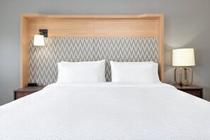 套房, 1 张特大床, 无障碍 (Communication, Roll-In Shower) | 羽绒被、办公桌、笔记本电脑工作区、遮光窗帘