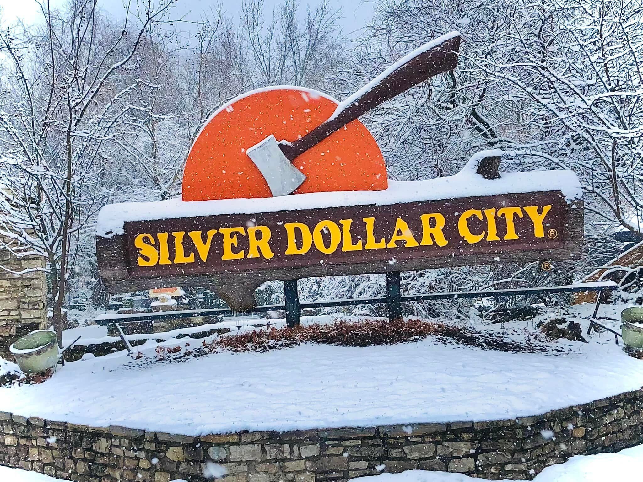 Un letrero con el texto "SILVER DOLLAR CITY" y un gráfico de un pico.