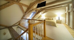 Minibar, coffres-forts dans les chambres, bureau