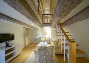 Minibar, coffres-forts dans les chambres, bureau