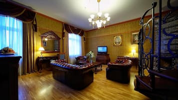 Suite Royal | Sala de estar | Una televisión