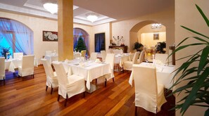 Café da manhã com buffet todos os dias (EUR 15 por pessoa)