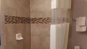Ducha, artículos de higiene personal gratuitos y secador de pelo