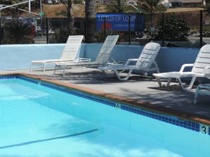 Outdoor pool, sun loungers - Lotus of Lompoc - A Great Hospitality Inn (Lompoc)