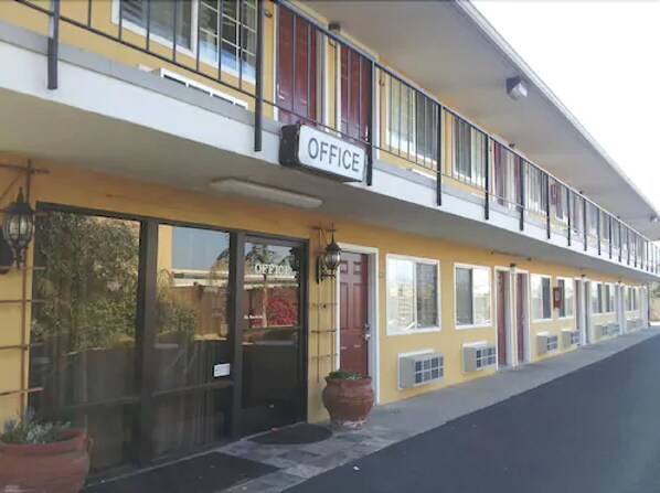 Property entrance - Lotus of Lompoc - A Great Hospitality Inn (Lompoc)