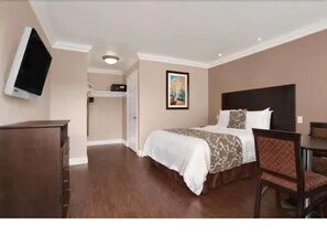 Desk, blackout drapes, soundproofing, iron/ironing board - Lotus of Lompoc - A Great Hospitality Inn (Lompoc)