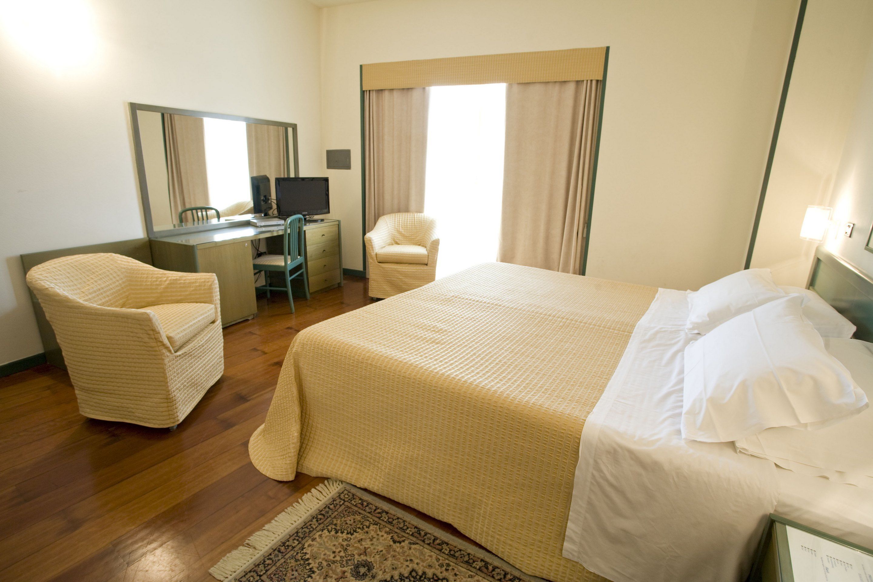 standard double or twin room | minibar, in-room safe, desk, blackout curtains