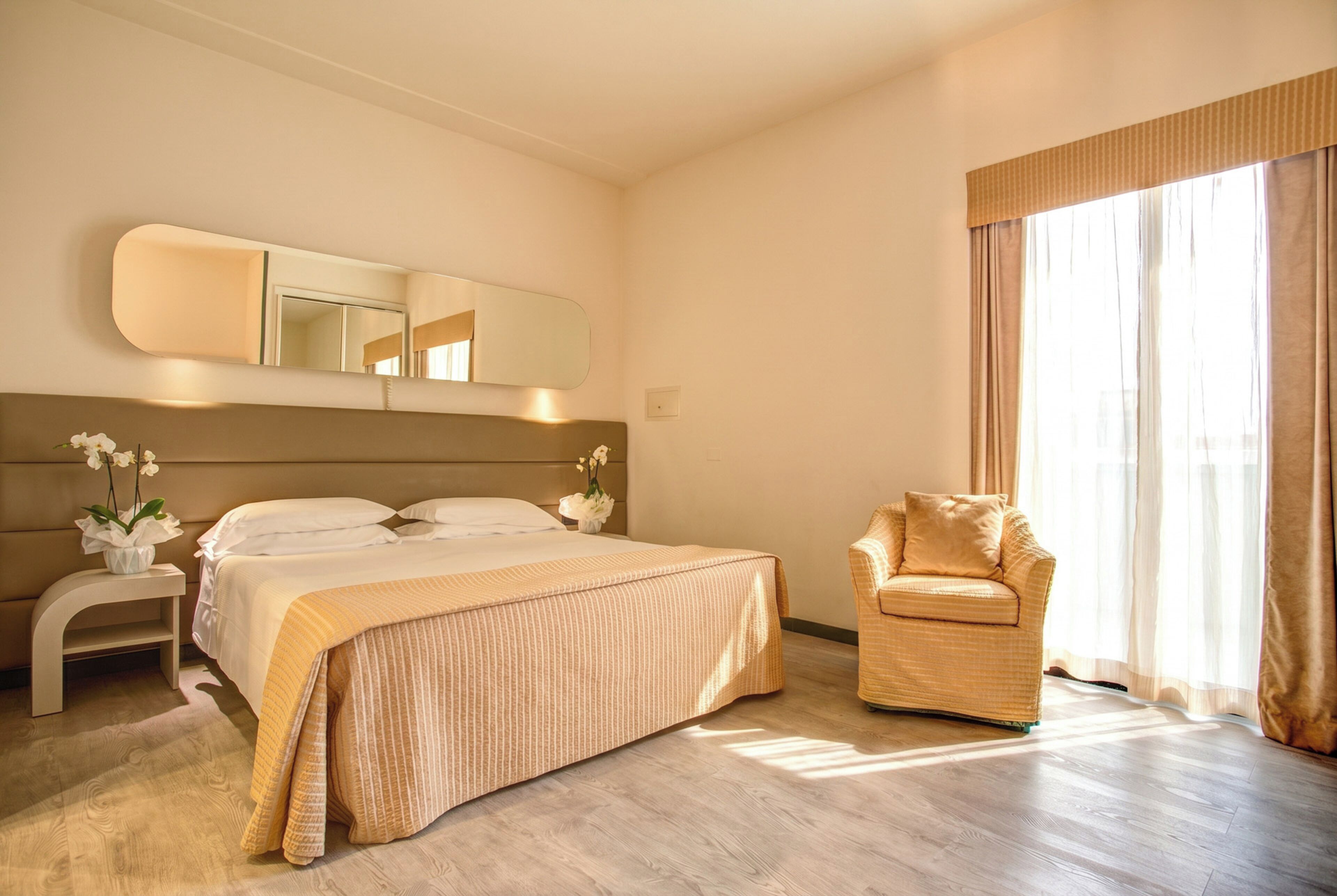 Classic Double or Twin Room | Minibar, in-room safe, desk, blackout drapes