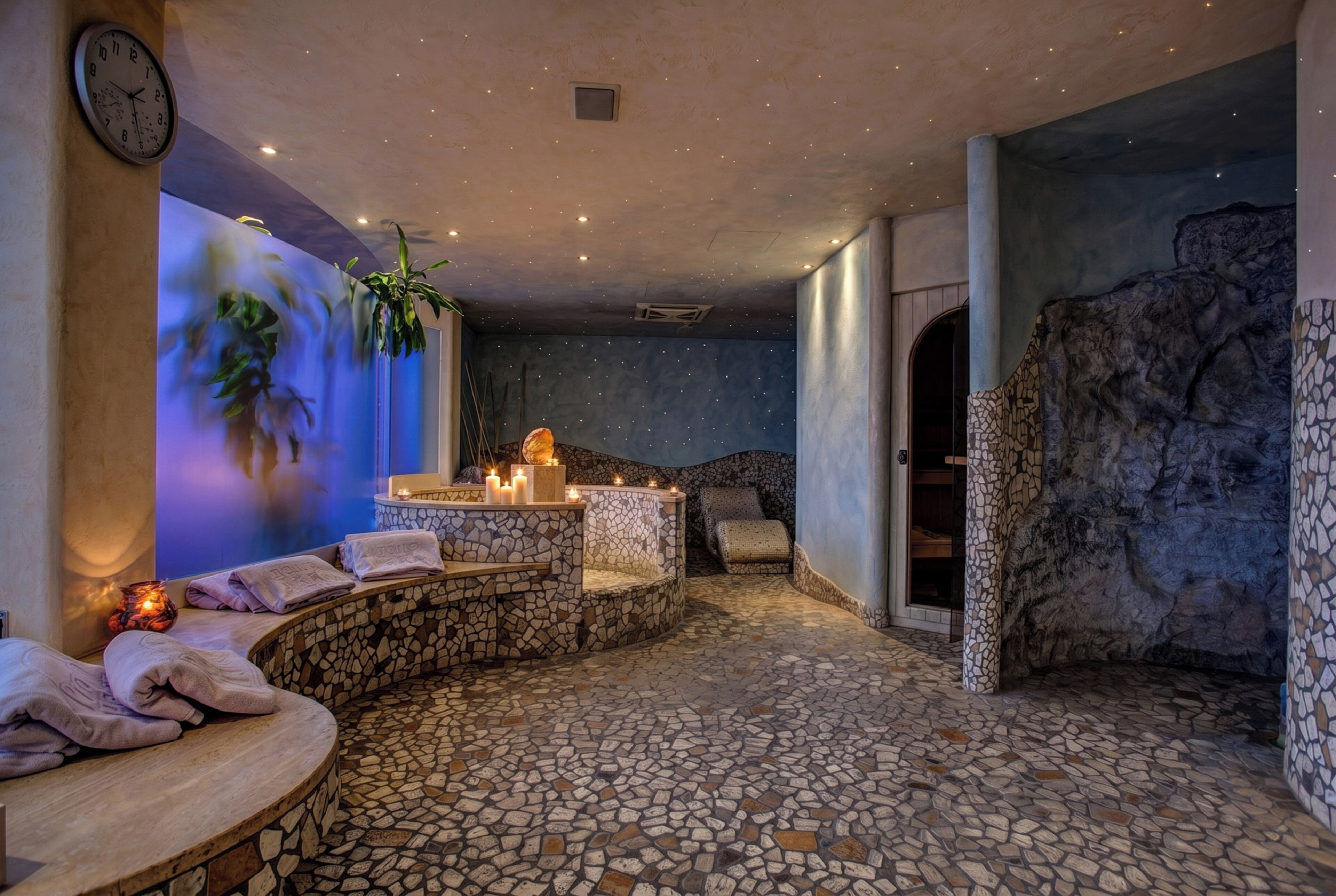 Sauna, hot tub, Turkish bath/hammam, body treatments