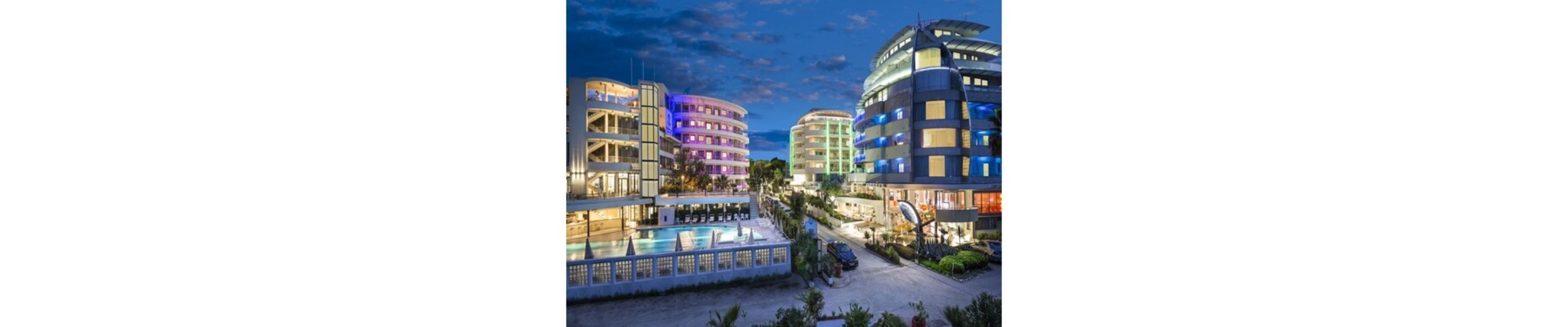 住宿正面 - 傍晚/夜晚