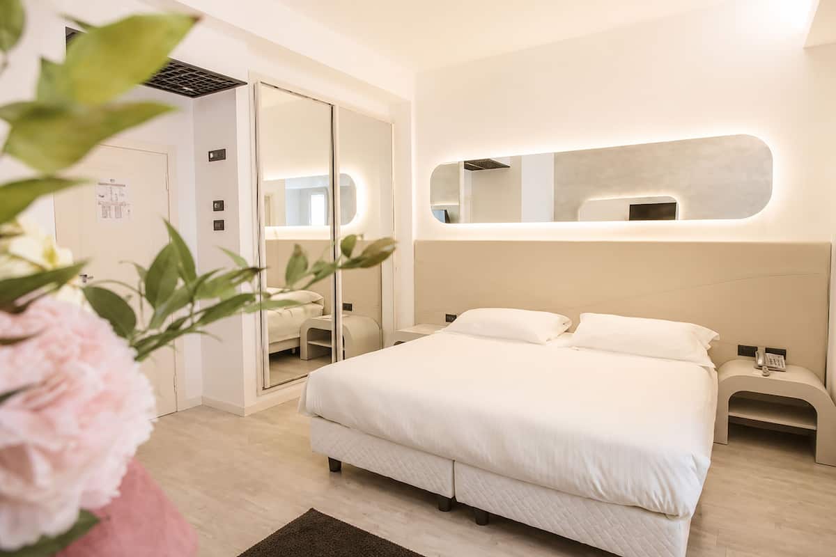 Minibar, coffres-forts dans les chambres, bureau, rideaux occultants