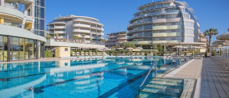 Piscine couverte, piscine extérieure, chaises longues