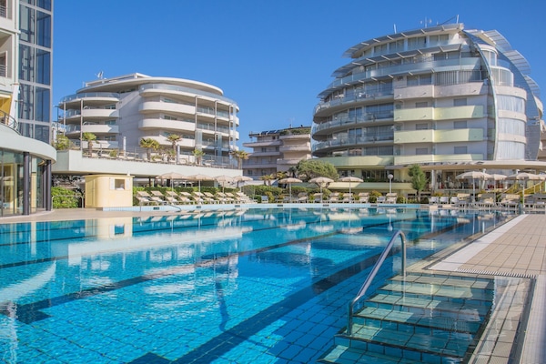 Piscine couverte, piscine extérieure, chaises longues