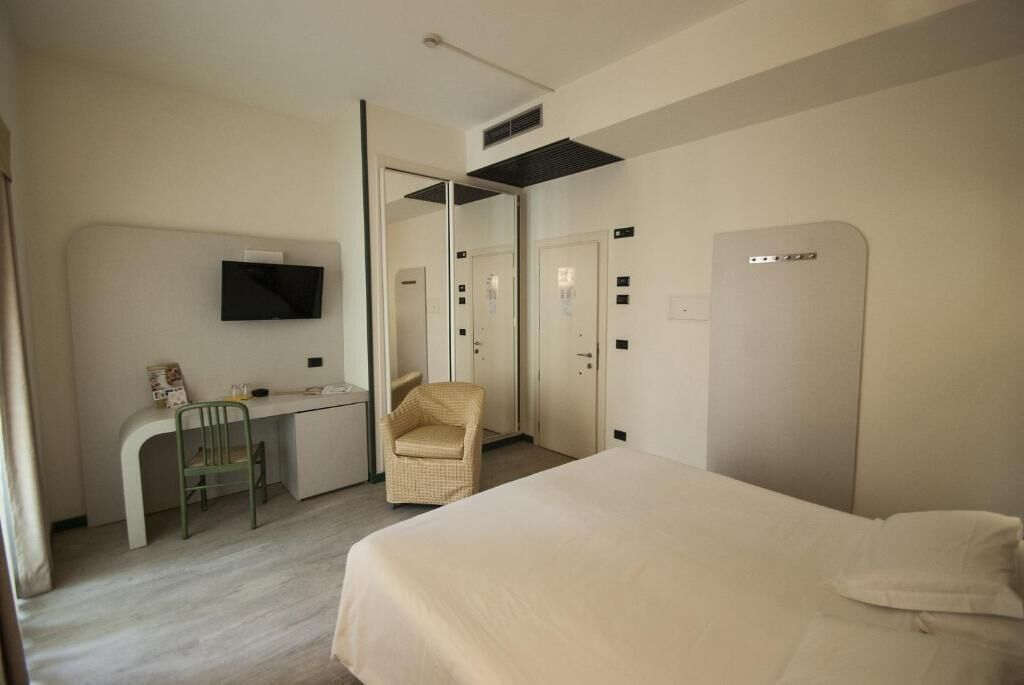 Single Room | Minibar, in-room safe, desk, blackout drapes