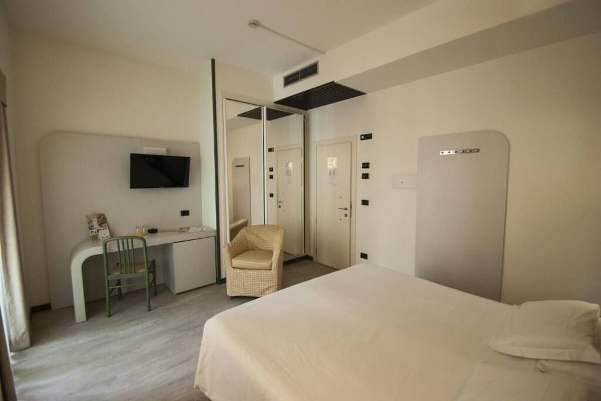 Minibar, coffres-forts dans les chambres, bureau, rideaux occultants