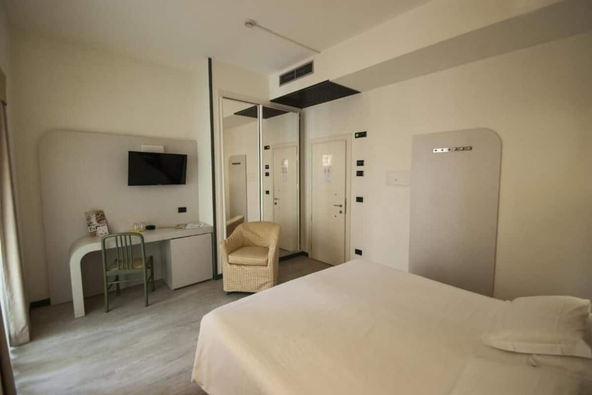Chambre Simple | Minibar, coffres-forts dans les chambres, bureau, rideaux occultants