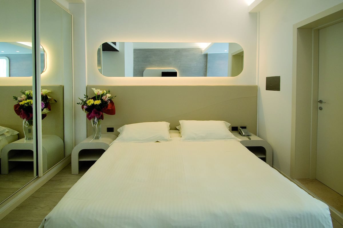 Minibar, in-room safe, desk, blackout drapes