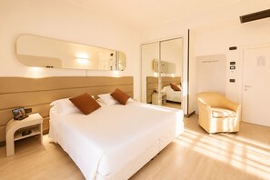Classic Double or Twin Room | Minibar, in-room safe, desk, blackout drapes - Hotel Le Palme (Cervia)