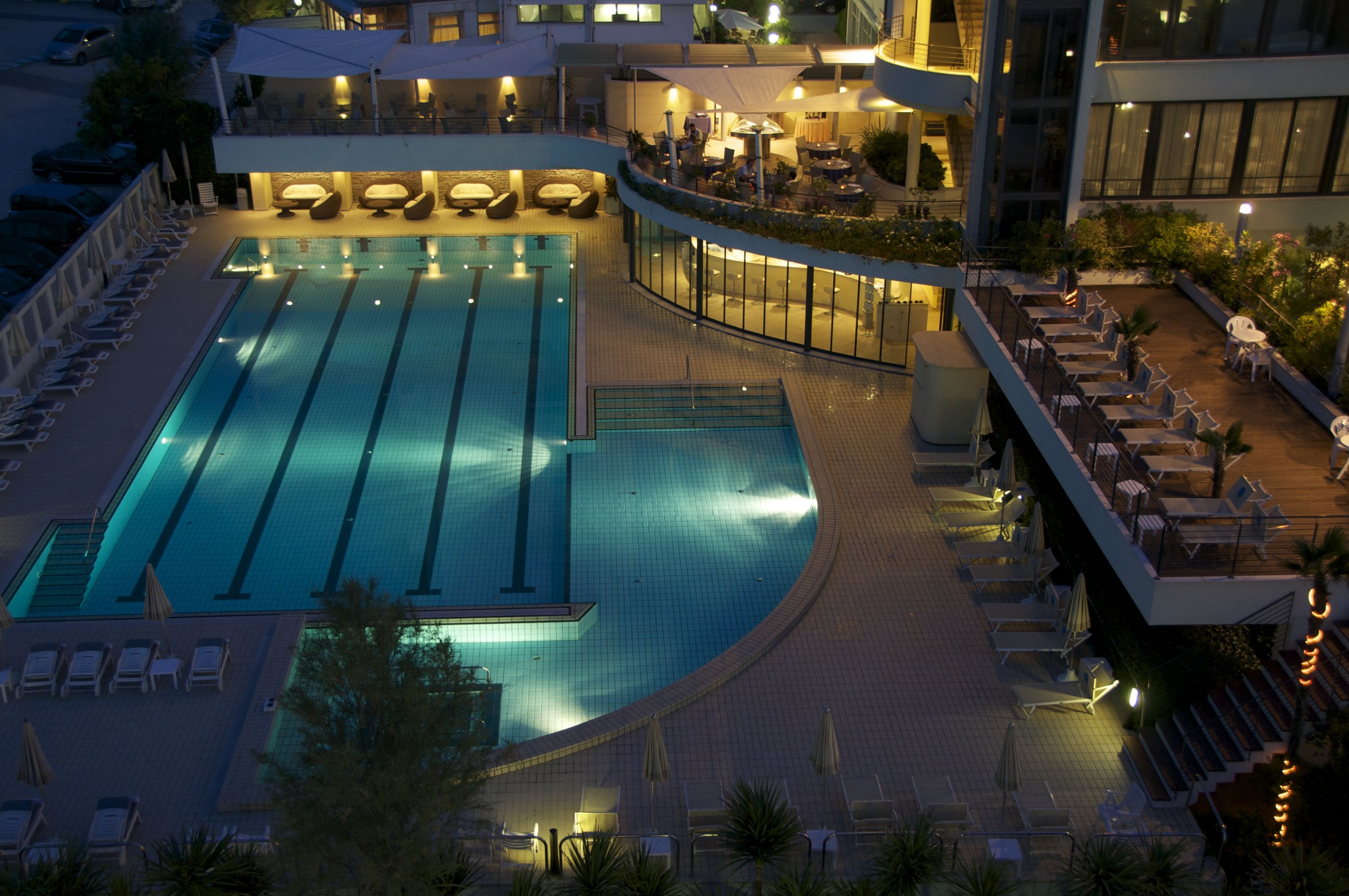 室内游泳池，室外游泳池，日光浴躺椅