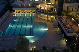 室内游泳池，室外游泳池，日光浴躺椅