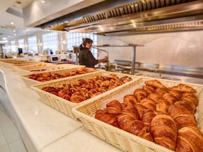 Free continental breakfast 