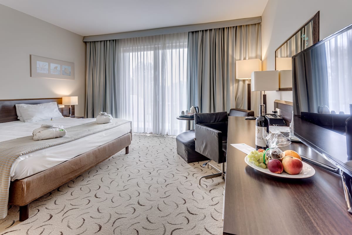 Premium Room, 1 Katil Raja (King) | Bar mini, peti besi dalam bilik, meja, langsir/tirai gelap terus